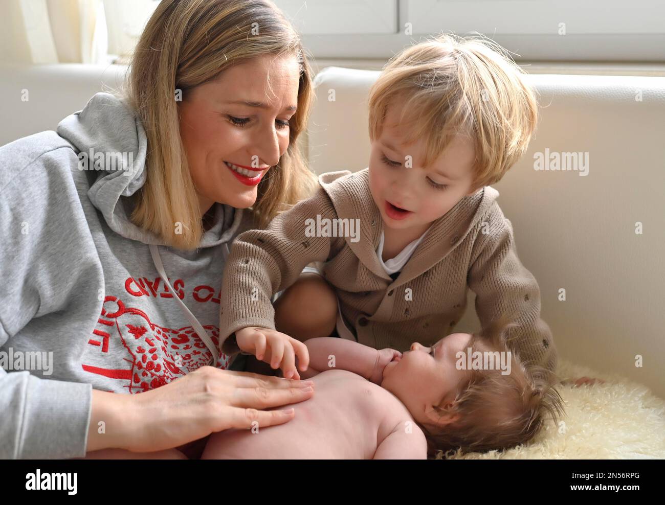 Madre con toddler, ragazzo, 3 anni ed infante, ragazza, 3 mesi, Baden-Wuerttemberg, Germania Foto Stock