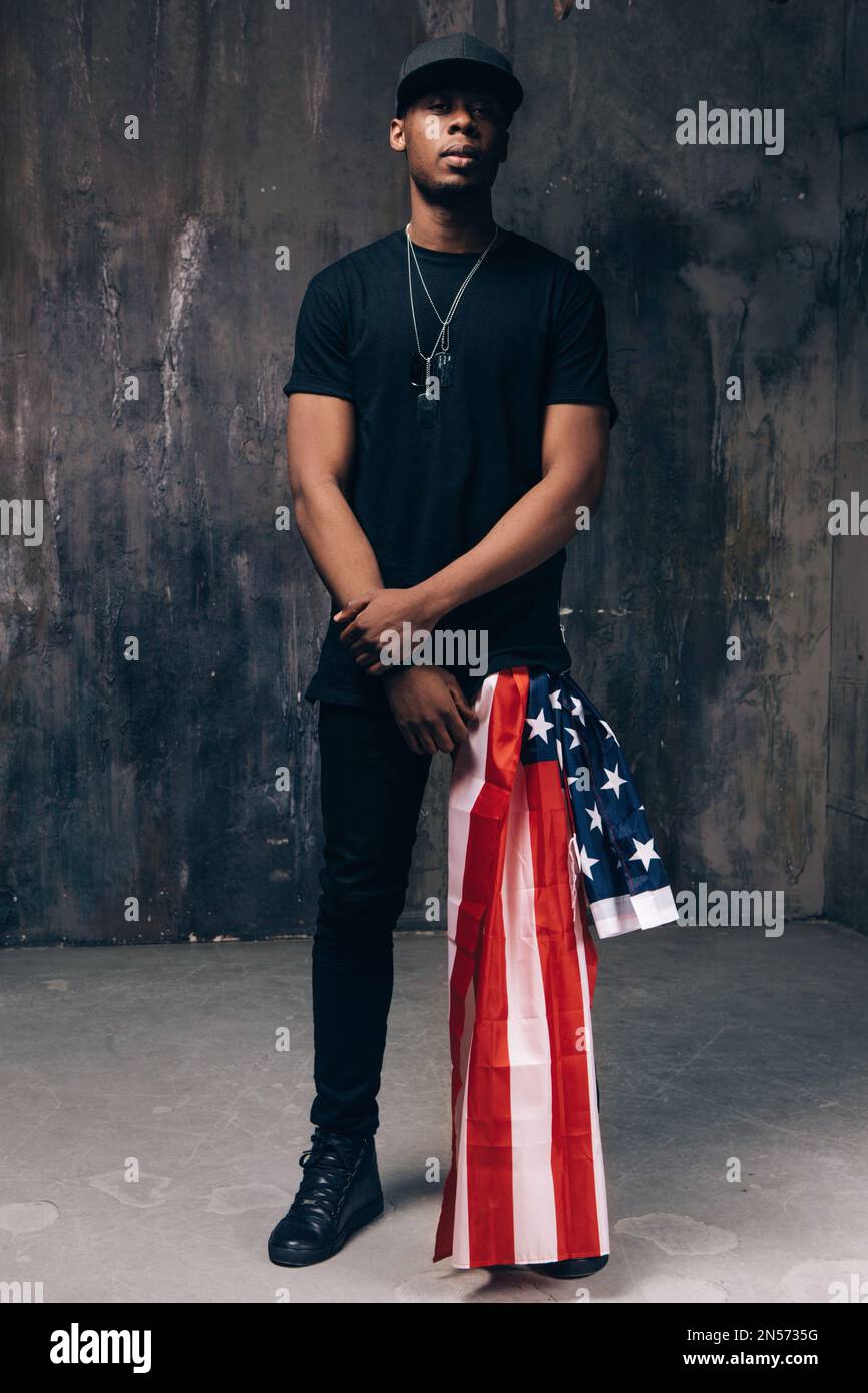 Uomo nero con bandiera americana come accessorio Foto stock - Alamy