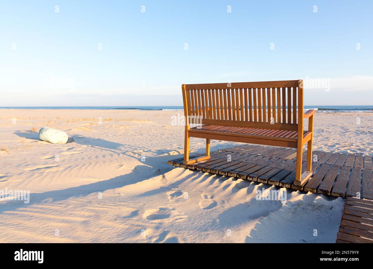 Una panchina solitaria al Lido Beach New York Foto Stock