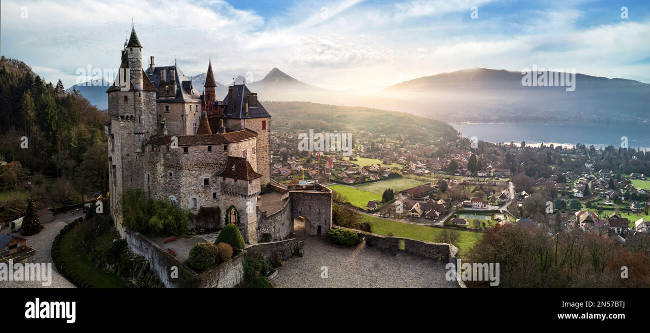 Castelli medievali più belli di Francia - Menthon situato vicino al lago Annecy. vista aerea Foto Stock