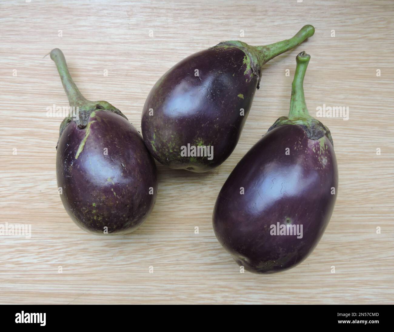 Più comunemente viola, la frutta spugnosa, assorbente è usata in parecchie cucine. Foto Stock