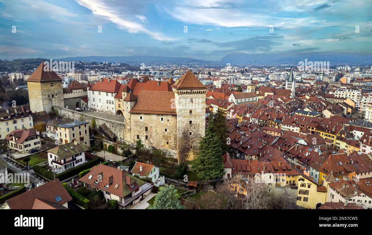 Viaggi in Francia e punti di riferimento. Romantico e bellissimo centro storico di Annecy, vista aerea del paesaggio urbano con castello medievale. Foto Stock