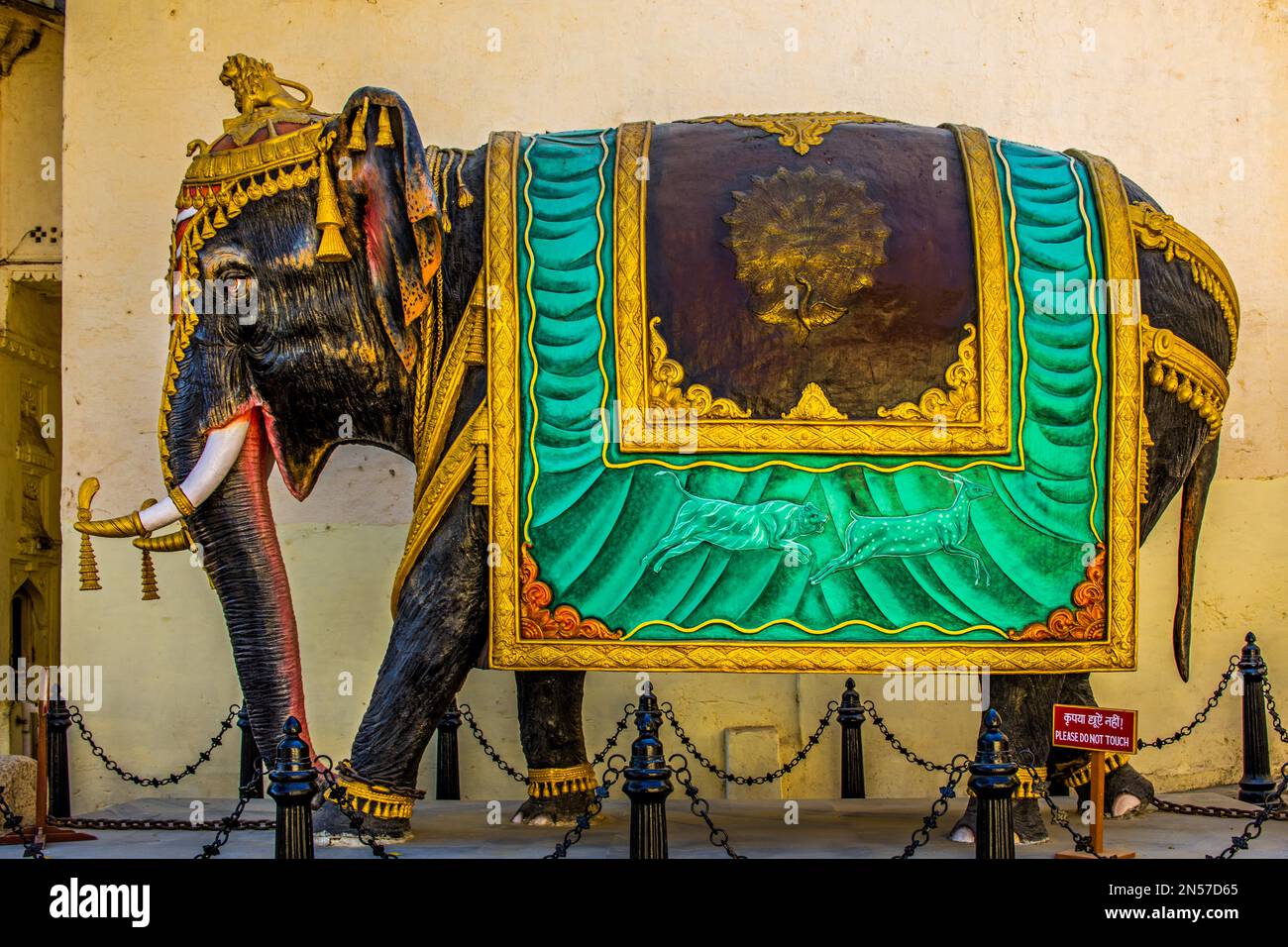 Scultura di elefante a grandezza naturale al Museo del Palazzo della Città, Udaipur, Udaipur, Rajasthan, India Foto Stock
