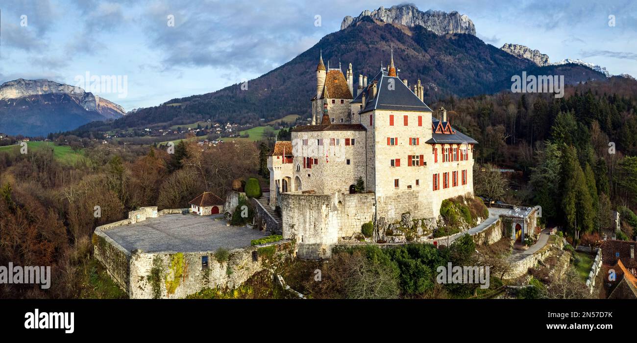 Castelli medievali più belli di Francia - fiaba Menthon situato vicino al lago Annecy. vista aerea Foto Stock