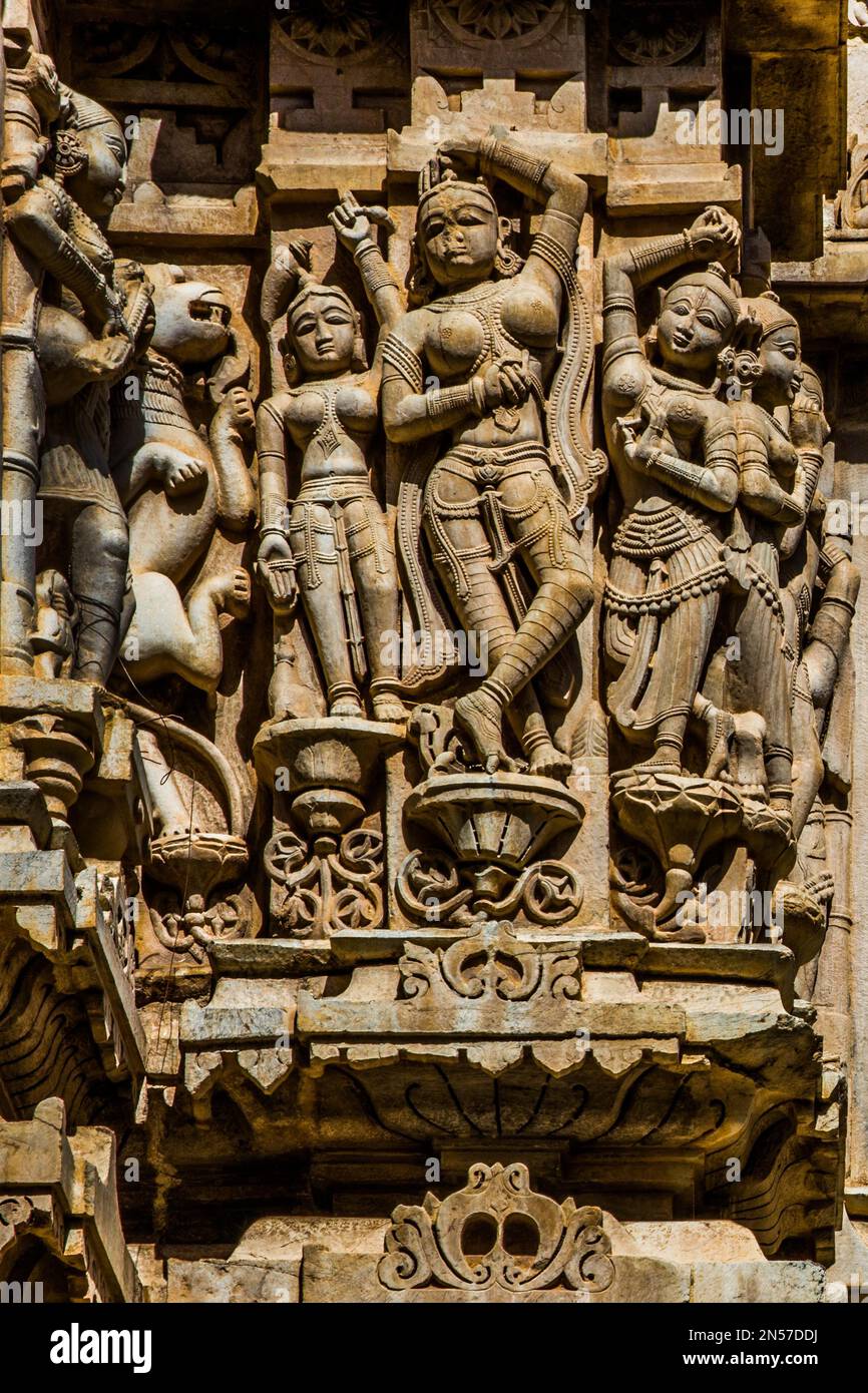 Rilievo con raffigurazioni di Vishnu, ninfe danzanti, scene della vita di Krishna, elefanti, ballerini e musicisti, Tempio Jagdish, Udaipur Foto Stock