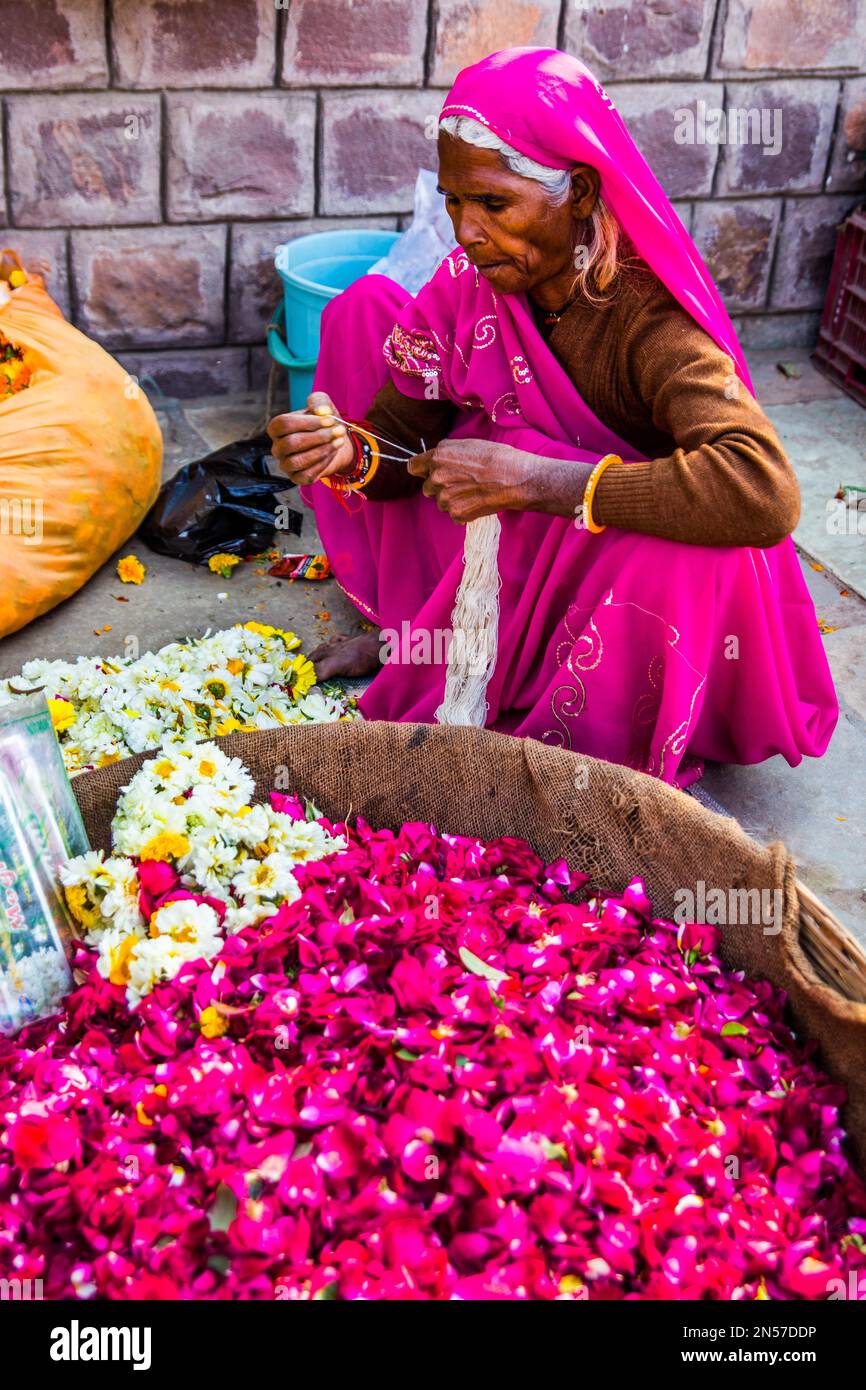 Ghirlande di fiori, mercati colorati e artigiani nel centro storico di Bundi, Bundi, Rajasthan, India Foto Stock