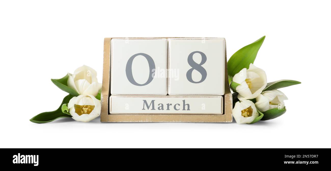 Calendario blocco di legno con data 8th marzo e tulipani su sfondo bianco. Giornata internazionale della donna Foto Stock