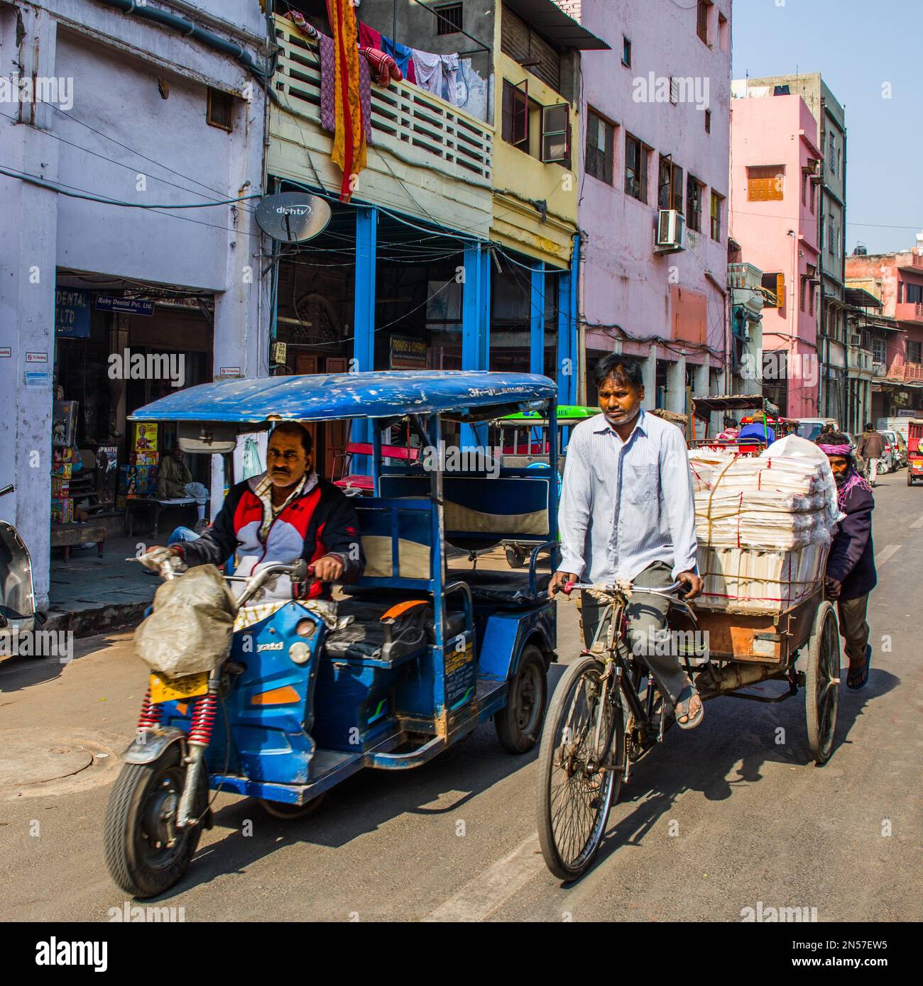 Bicicletta e rickshaw motore, traffico caos a Old Delhi, Delhi, India Foto Stock