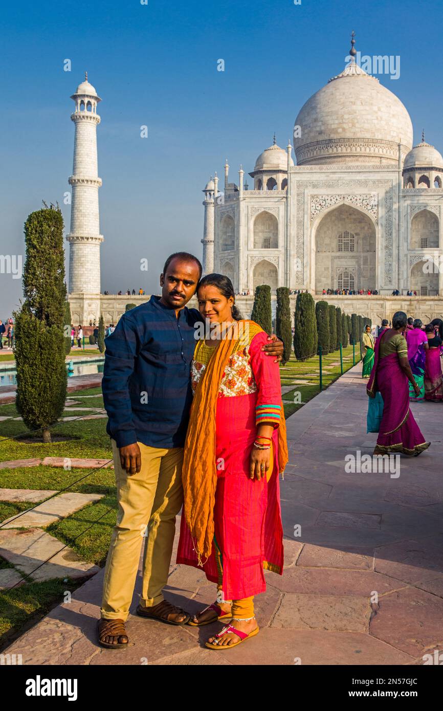 Foto ricordo al Taj Mahal, famoso edificio dell'era Mughal Agra, Agra, Utttar Pradesh, India Foto Stock