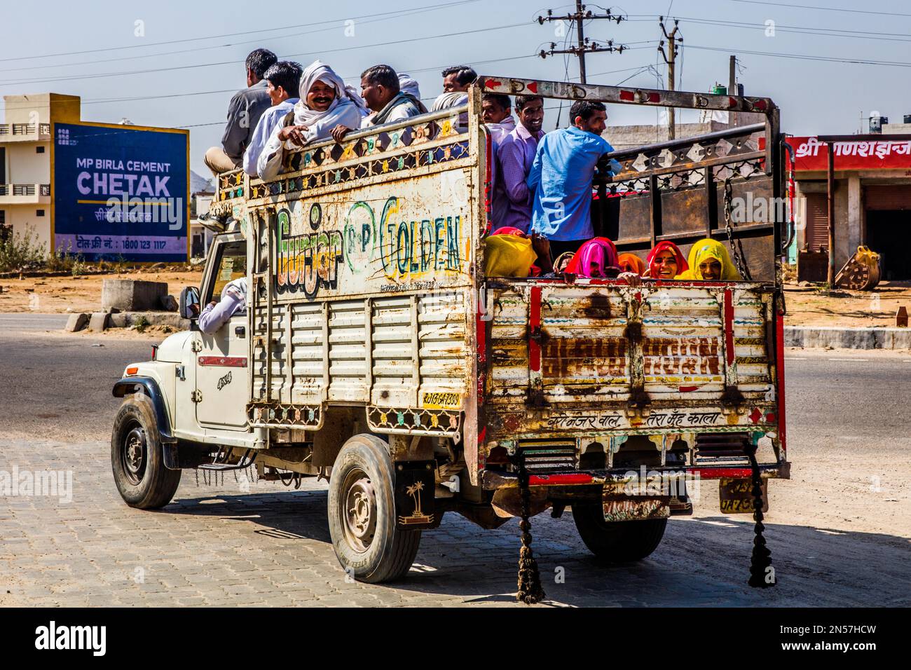 Camion piccolo ben occupato in India, Rajasthan, India Foto Stock
