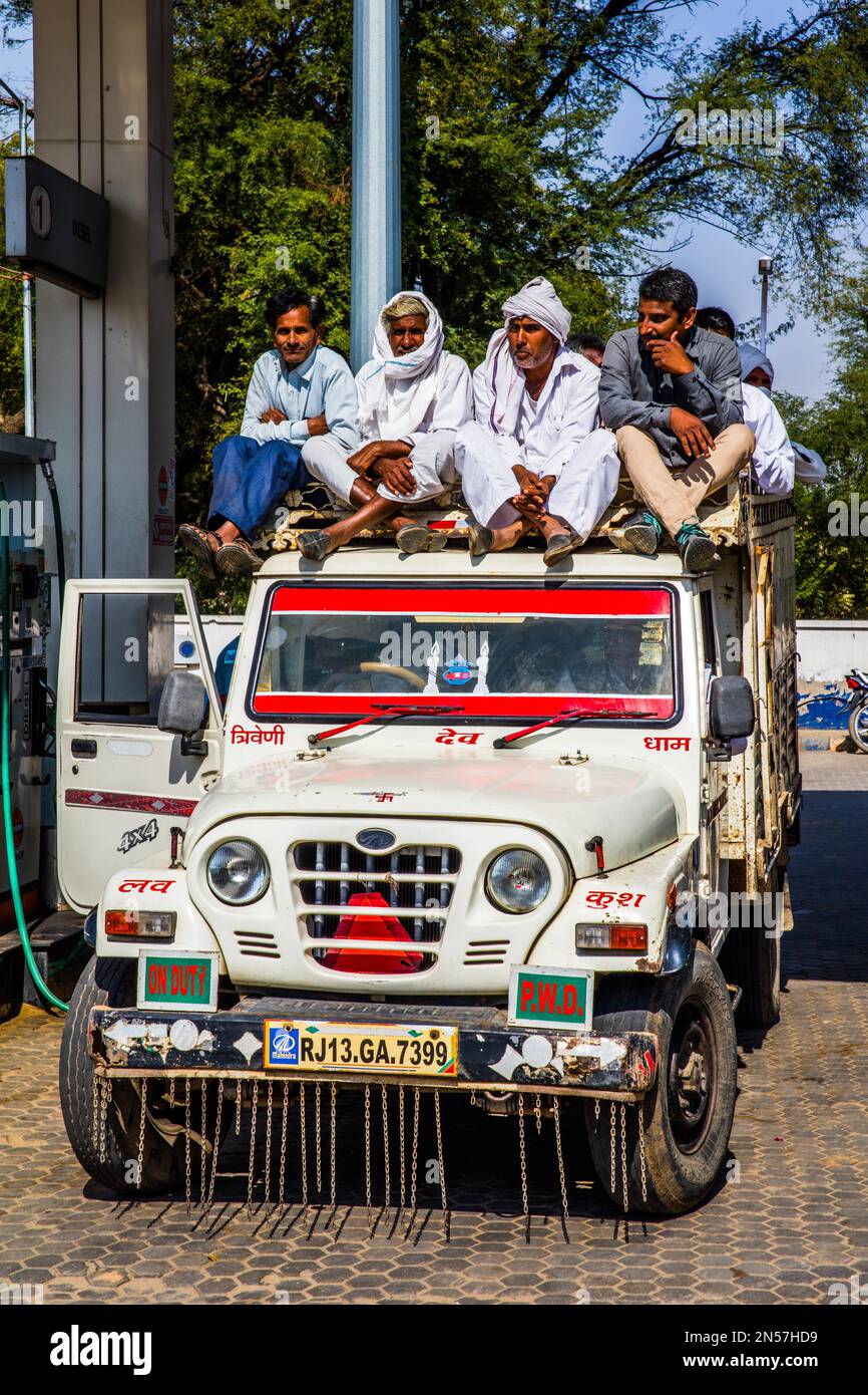 Camion piccolo ben occupato in India, Rajasthan, India Foto Stock