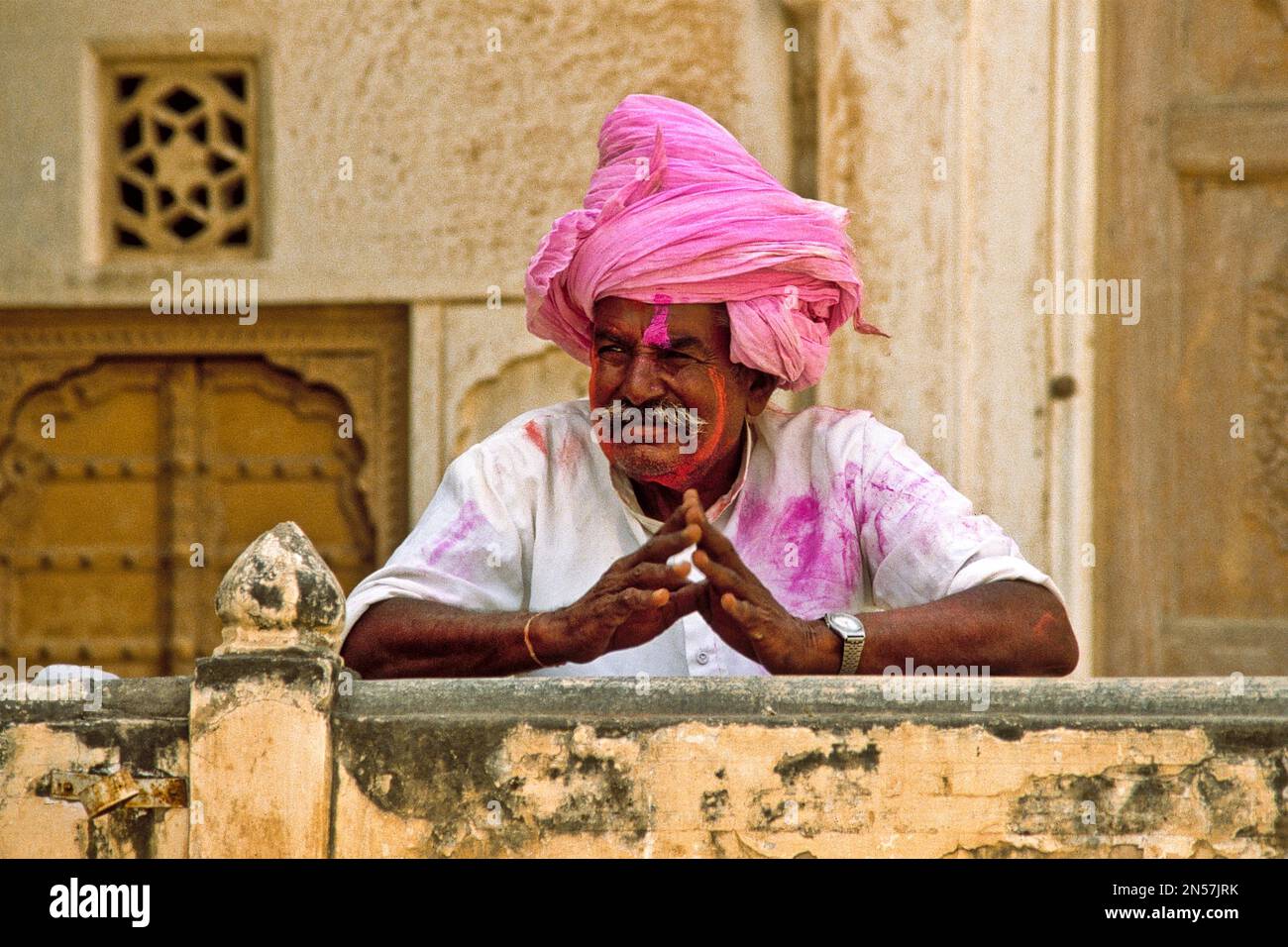 Uomo con polvere di colore, festival Holi, Mandawa, Rajasthan, India Foto Stock