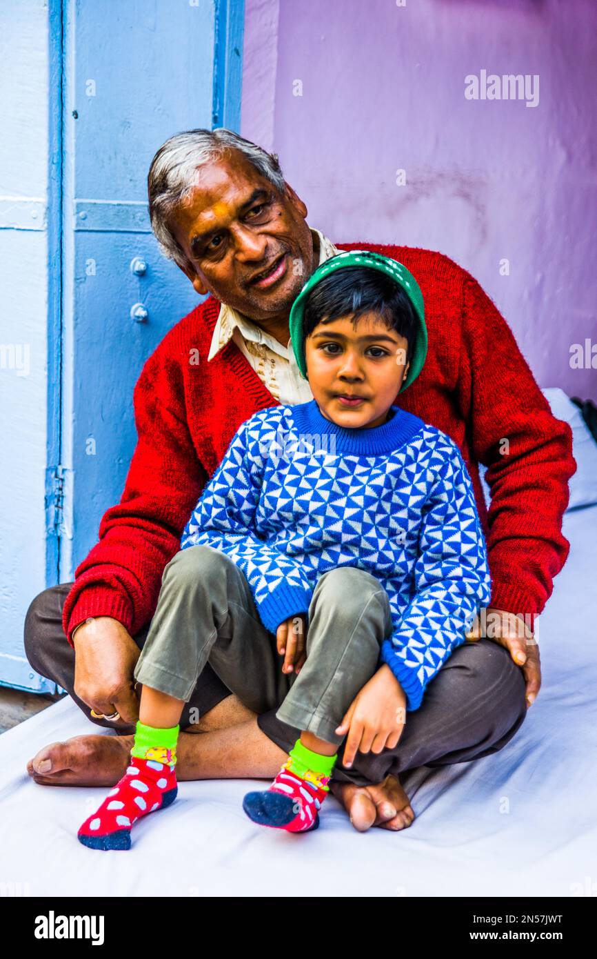 Uomo con ragazzo, Rajasthan, India Foto Stock