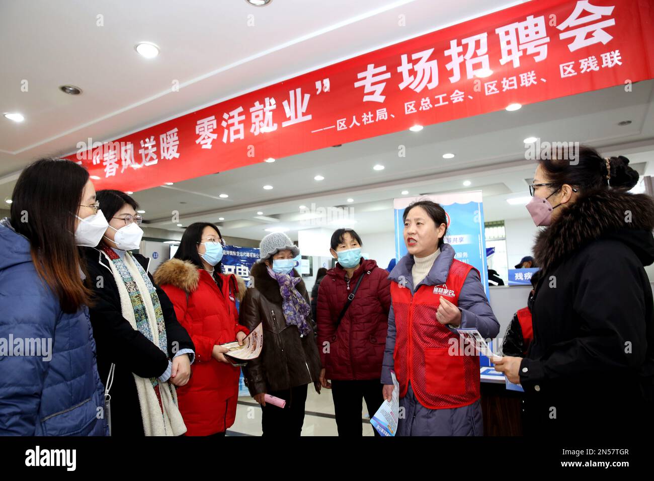 LIANYUNGANG, CINA - 9 FEBBRAIO 2023 - Un'azienda di servizi domestici introduce le informazioni di lavoro ai cercatori di lavoro in Lianyungang, prov di Jiangsu della Cina orientale Foto Stock