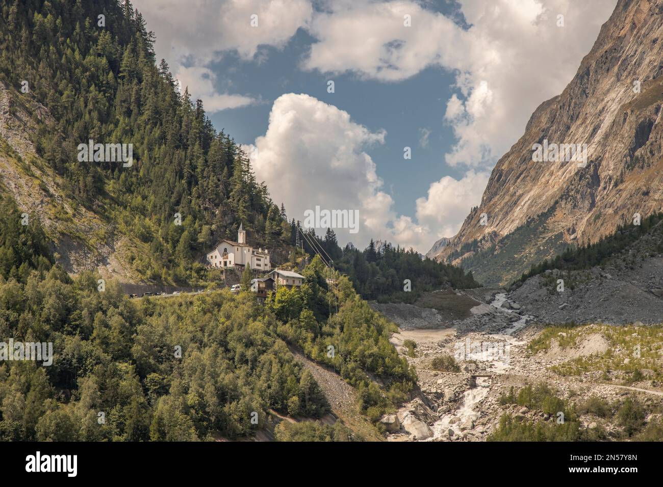 Un bellissimo scatto del santuario di Notre Dame de Guerison in Italia Foto Stock