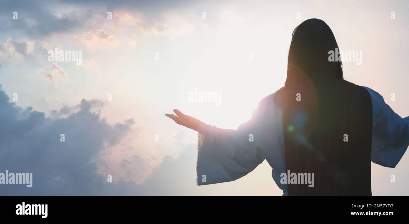 Concetto cristiano pasquale con croce Gesù Cristo prega ardentemente dando gloria a Dio verso il cielo luminoso Foto Stock