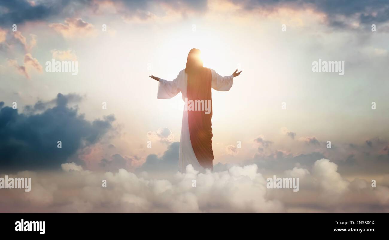 Gesù Cristo risorto ascende al cielo sopra il cielo luminoso e le nuvole e Dio, il cielo e il secondo concetto che viene Foto Stock