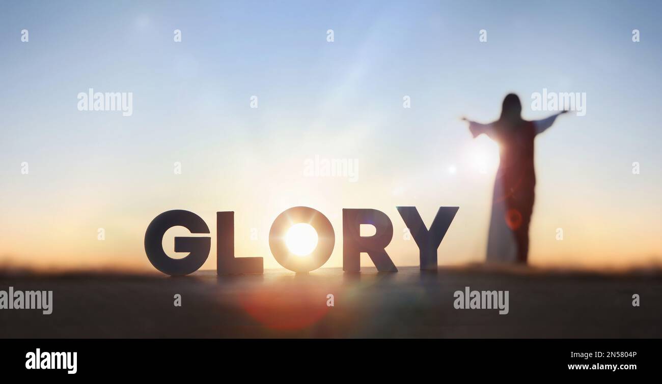 Il cristiano prega a braccia aperte verso il cielo, lode e gloria a Dio e la lettera GLORIA splende nella luce del sole Foto Stock
