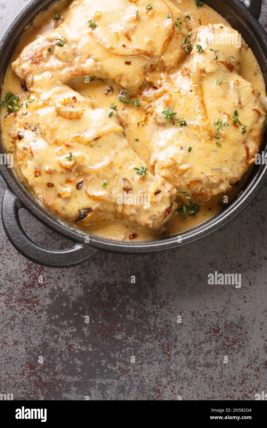 Salato stile del sud salato costolette di maiale affumicato primo piano sulla padella sul tavolo. Vista verticale dall'alto Foto Stock