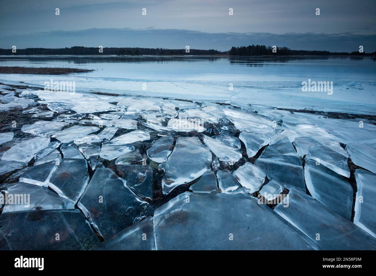 Formazioni di ghiaccio e paesaggio invernale mattutino vicino al lago Vansjø, Østfold, Norvegia, Scandinavia. Foto Stock