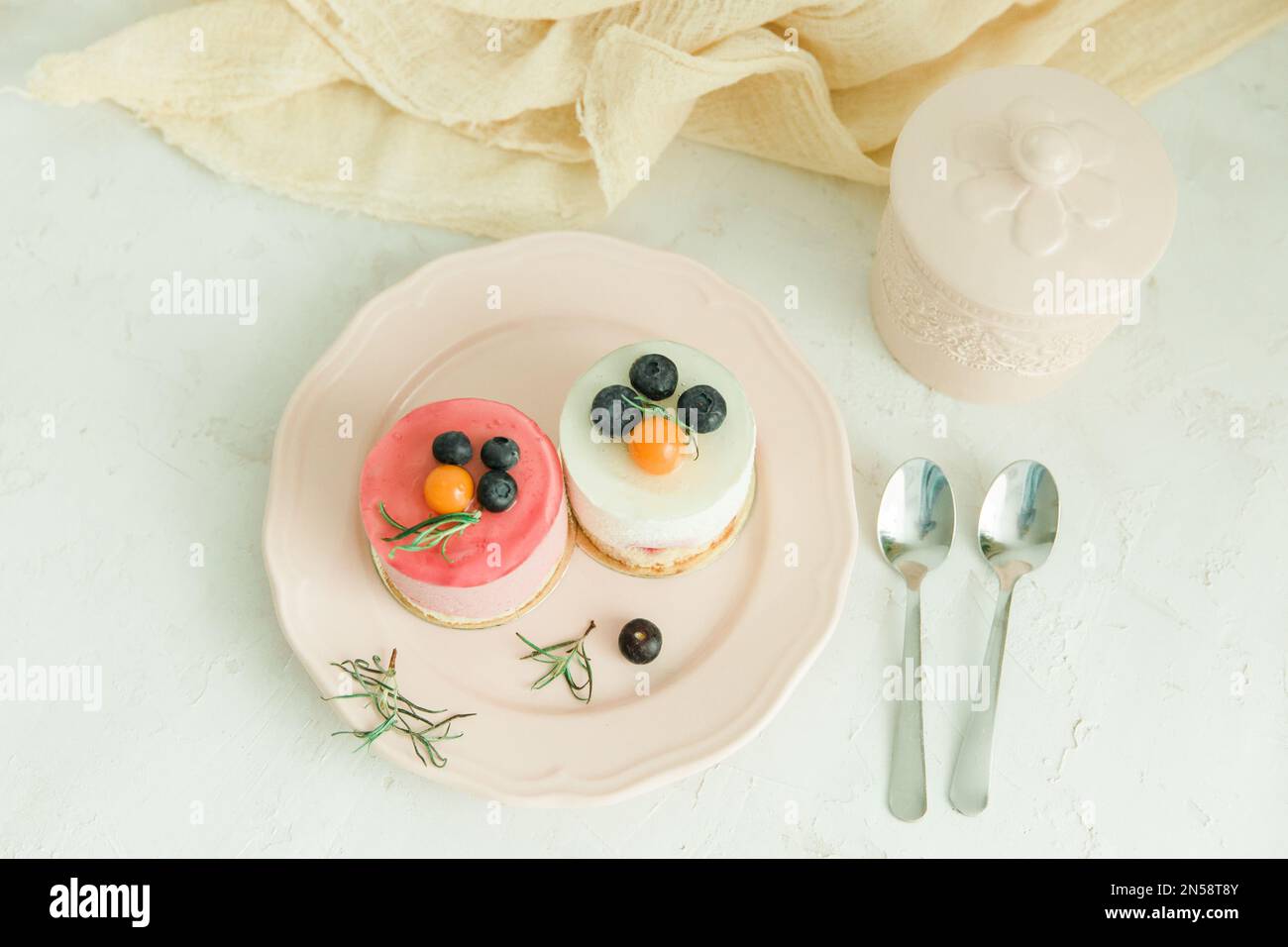 Pasta rosa e bianca in un piatto sulla vista da tavolo Foto Stock