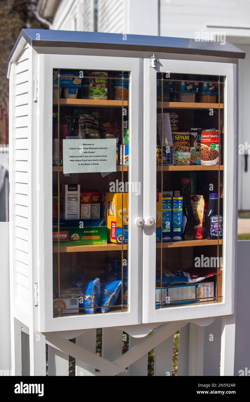 Dispensa di cibo alla Chiesa Metodista unita di Taylors Falls per coloro che hanno bisogno a Taylors Falls, Minnesota USA. Foto Stock