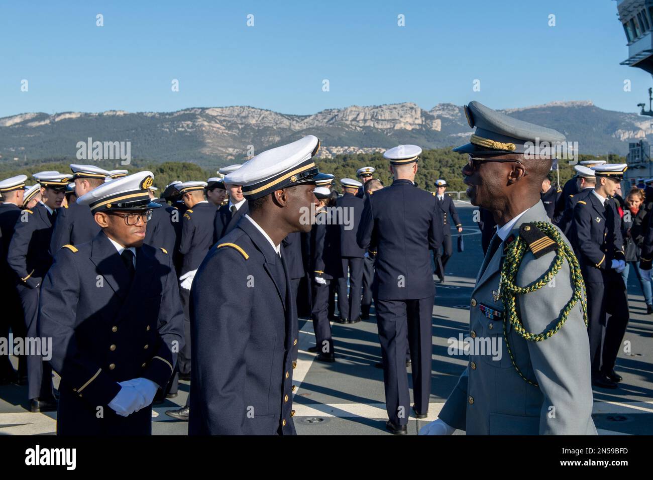 I marinai senegalesi partecipano alla missione di addestramento sul portaerei anfibio (PHA) Dixmude. Il portaerei anfibio (PHA) Dixmude e la fregata la Fayette, della Marina francese, hanno lasciato Tolone mercoledì 8 febbraio 2023 per la missione Giovanna d’Arco 14th. Dopo una cerimonia presieduta dal generale Thierry Burkhard, Capo di Stato maggiore delle forze Armate francesi, le due navi salpano sotto il sole ma con un forte e freddo vento orientale. Foto di Laurent Coust/ABACAPRESS.COM Foto Stock