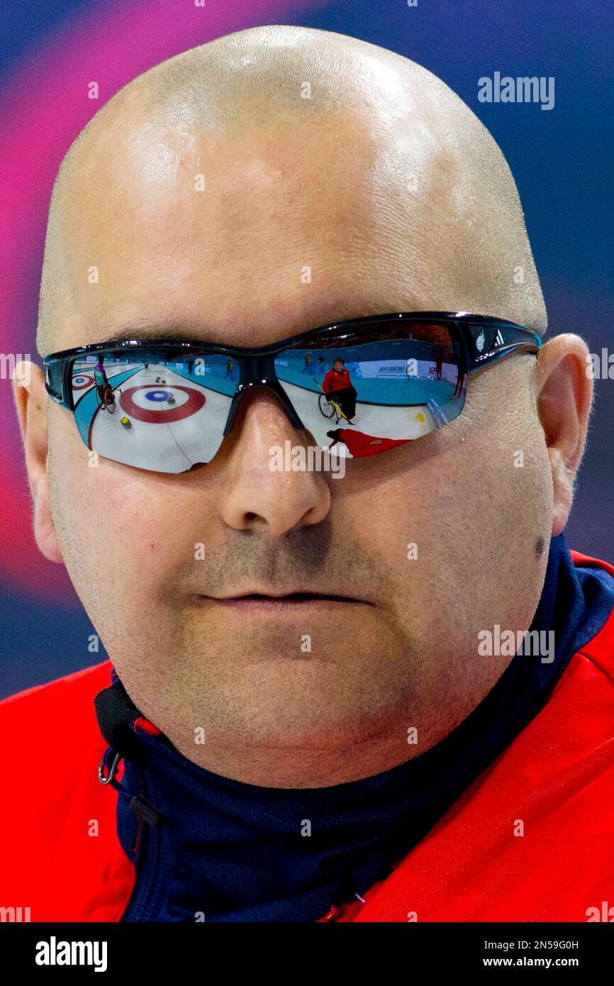 Gregor Ewan of Great Britain smiles during round robin session wheelchair curling match against South Korea at the 2014 Winter Paralympics in Sochi, Russia, Sunday, March 9, 2014. Great Britain won 8-4. (AP Photo/Pavel Golovkin) Foto Stock