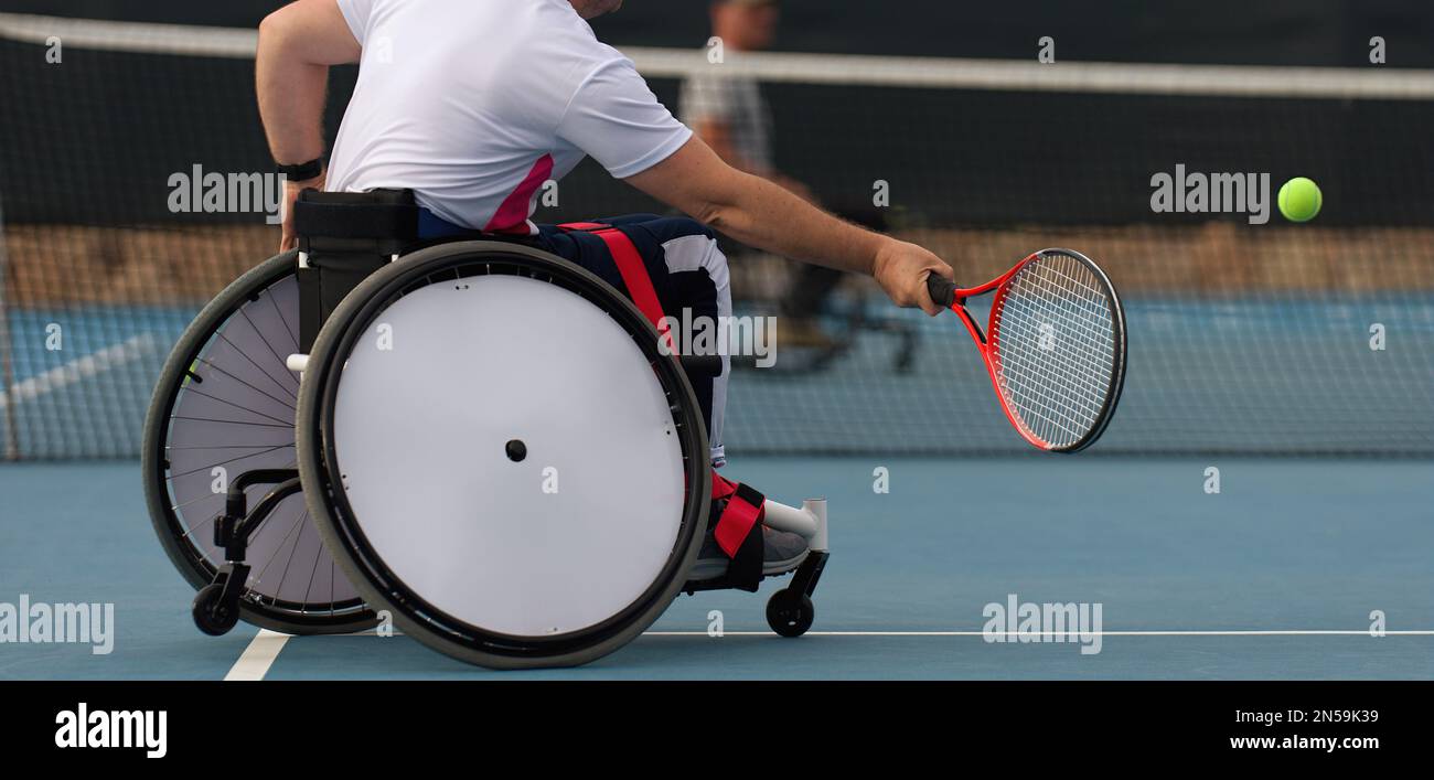 Gli uomini in sedia a rotelle giocano a tennis sul campo da tennis Foto Stock