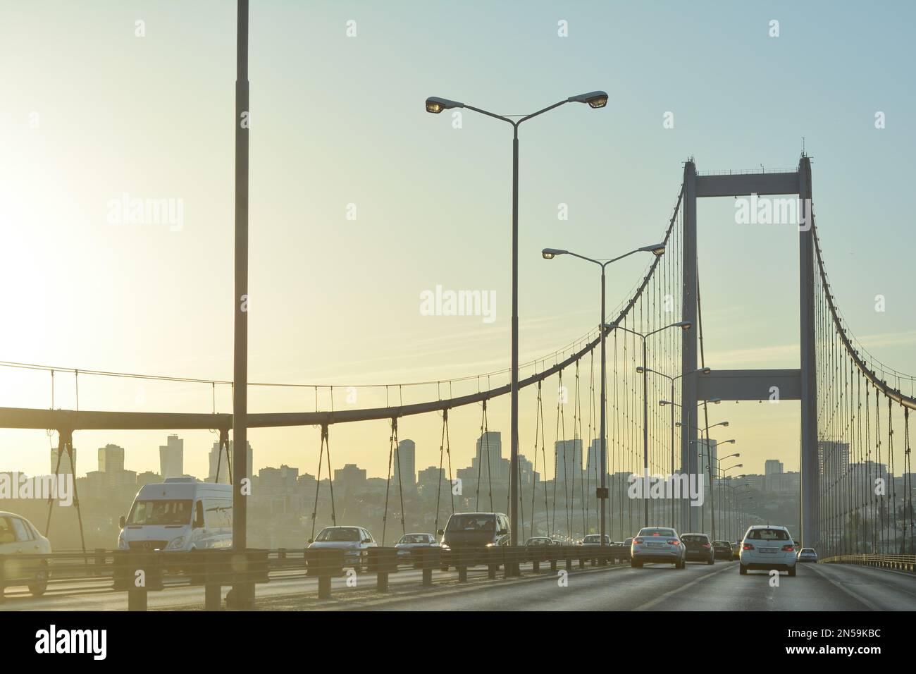 Traffico giornaliero sul Ponte del Bosforo; uno dei due ponti sospesi che attraversano lo stretto del Bosforo a Istanbul, in Turchia; che collegano così l'Europa e l'Asia. Foto Stock