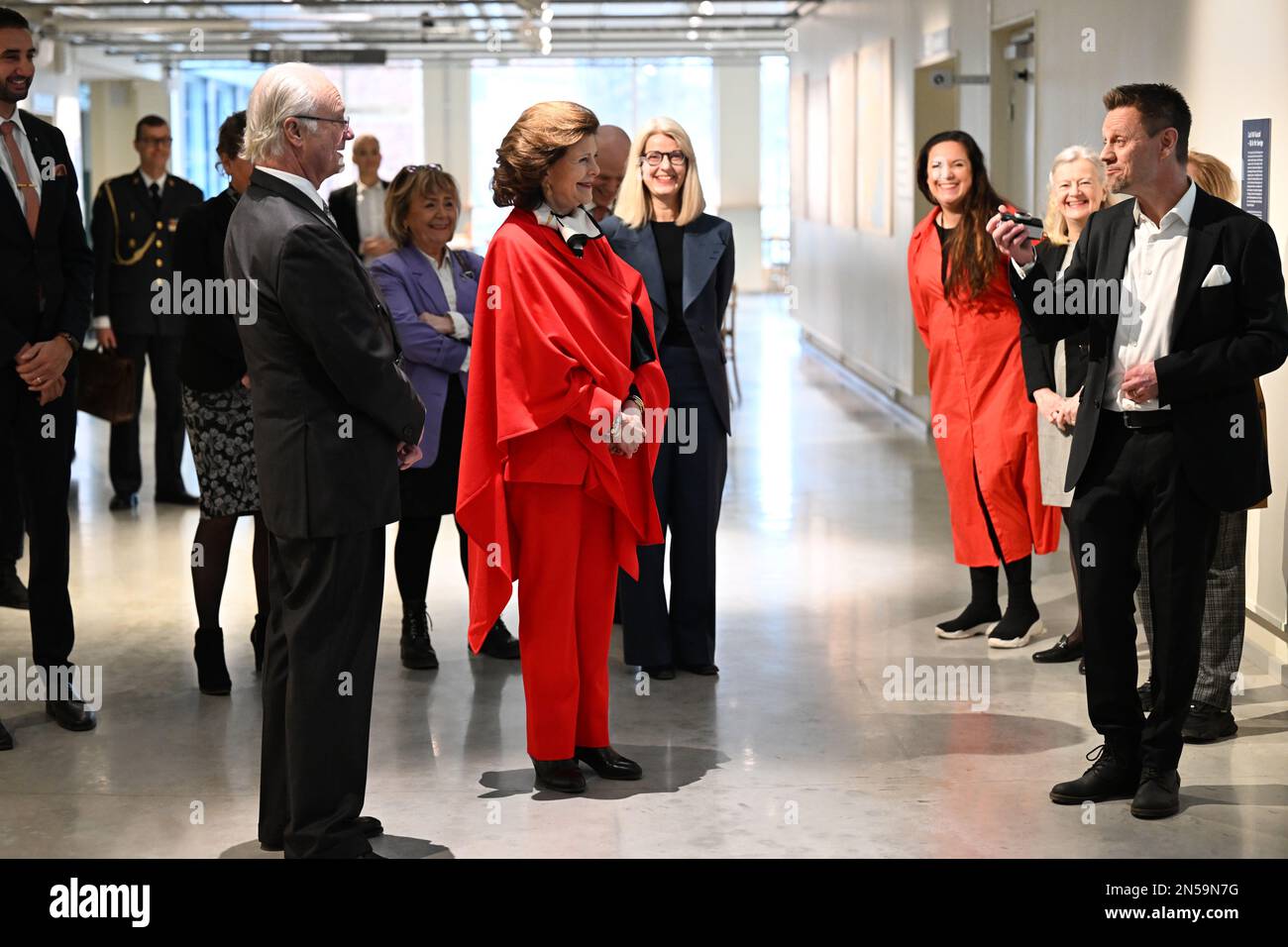 Il re svedese Carl XVI Gustaf e la regina Silvia in occasione di una mostra fotografica presso il Museo di Sormland a Nykoping durante la visita reale alla contea di Sodermanland sulla F Foto Stock