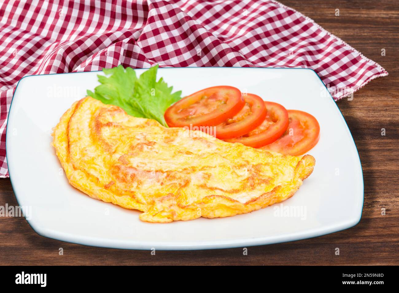 Gustose uova di omelet colazione; foto su sfondo di legno Foto Stock