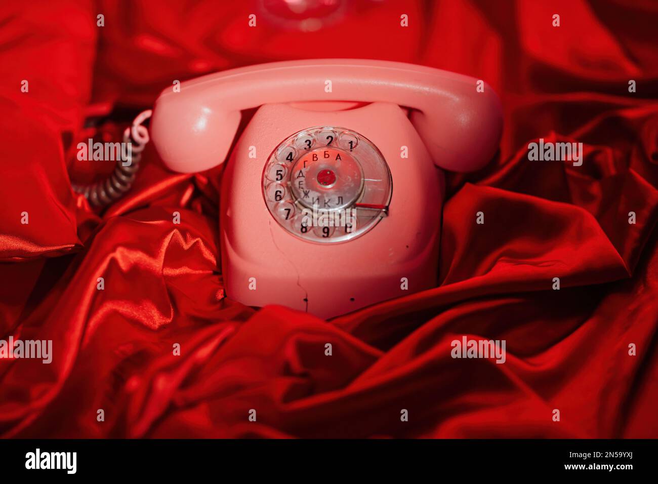 Stravagante camera da letto di lusso interni con amore glamur decorazione a San Valentino in studio. Palloncini a forma di cuore e a specchio illuminato romanti Foto Stock