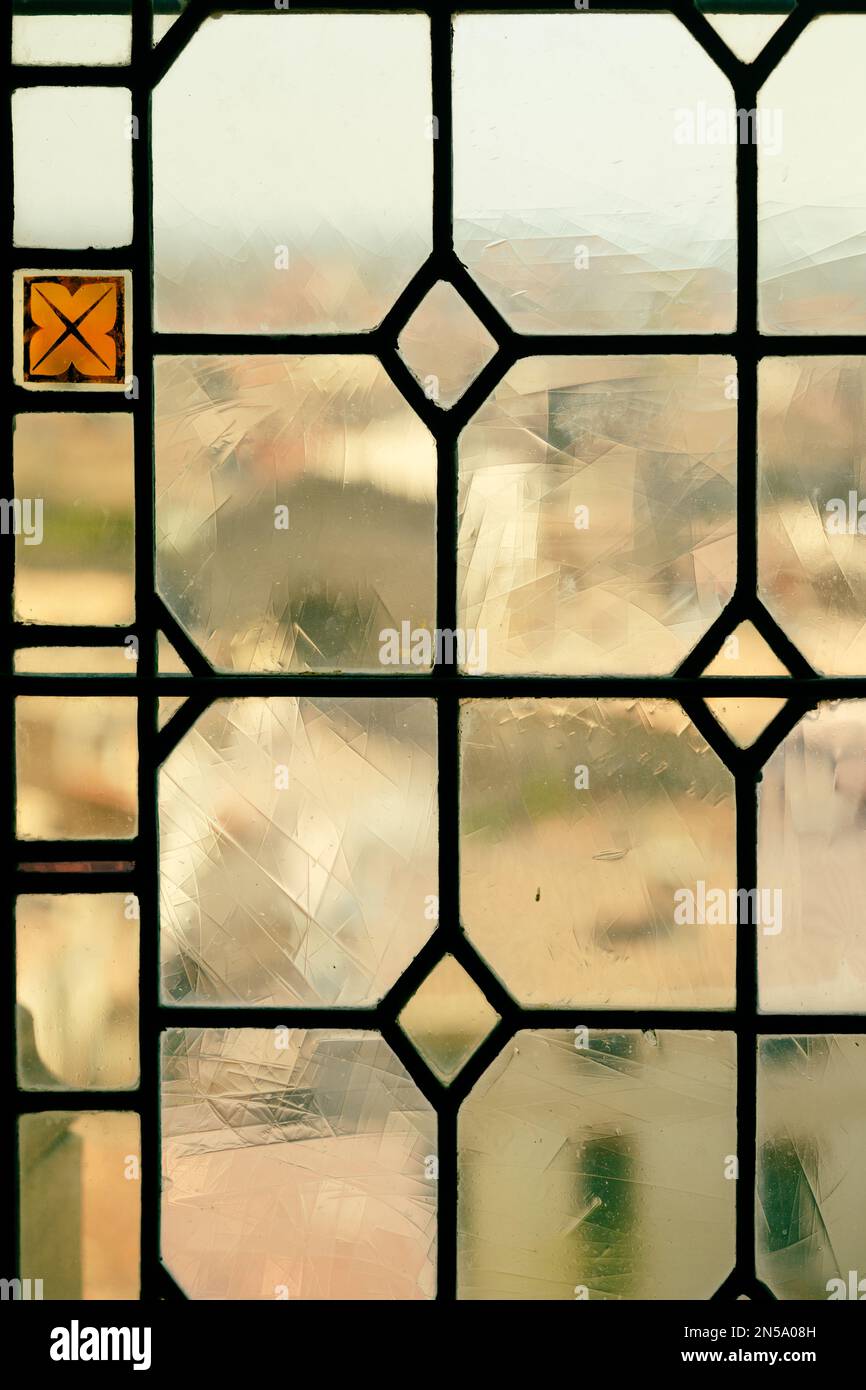 Antico pannello multicolore medievale a vetrate nel Palazzo dei Papi, Avignone, Francia Foto Stock