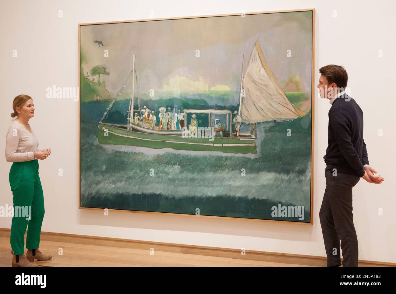 Londra, Regno Unito, 9 febbraio 2022: L'artista britannico Peter Doig presenta nuovi e recenti dipinti alla Morgan Stanley Exhibition di Courtauld. Dodici opere su tela, più una serie di venti incisioni, mostrano il lavoro dell'artista che è tornato recentemente a Londra dopo aver vissuto a Trinidad per quasi due decenni. 'House of Music (Soca Boat),' 2019-23 raffigura pescatori Trinidadiani. Anna Watson/Alamy Live News Foto Stock