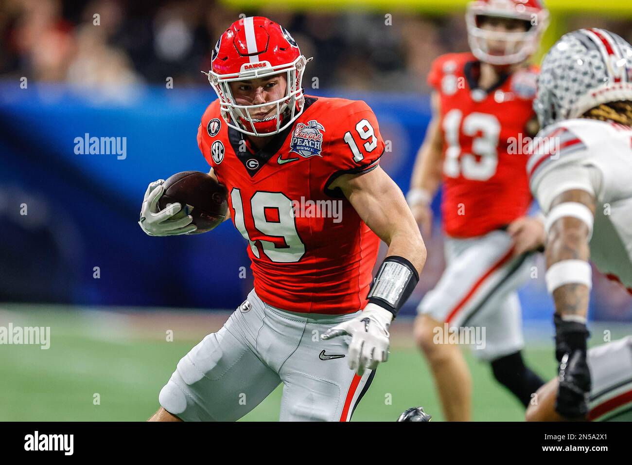 31 dicembre 2022: Il Brock Bowers della Georgia (19) fa il pescato durante la Chick-fil-A Peach Bowl (una Semifinale di Football College) con i #4 Ohio state Buckeyes e i #1 Georgia Bulldogs, giocati al Mercedes-Benz Stadium di Atlanta, Georgia. I Bulldogs della Georgia vengono da dietro per sconfiggere lo Stato dell'Ohio, 42-41. Cecil Copeland/MarinMedia.org/CSM Foto Stock