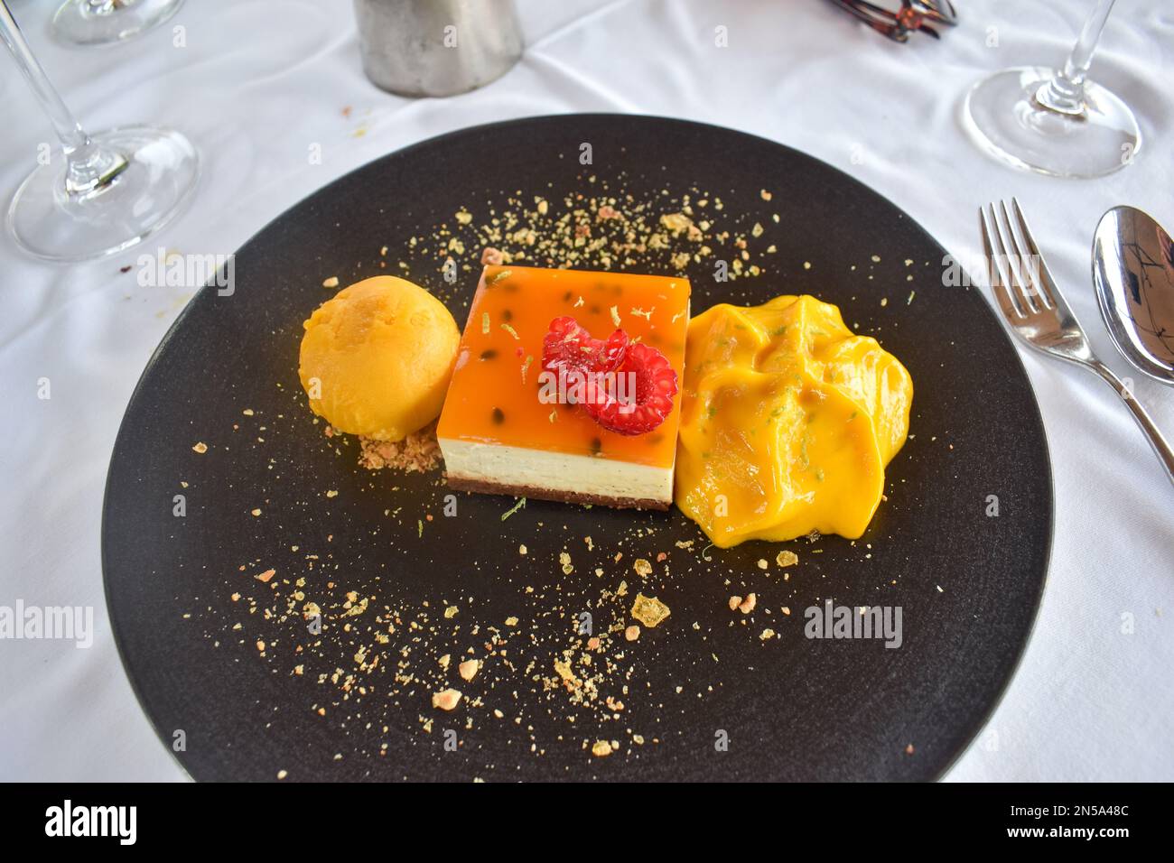 Vetrina in stile ripiena di raffinati dolci al forno, perfetti per cibi, cioccolatieri, dolci e dessert. Foto Stock
