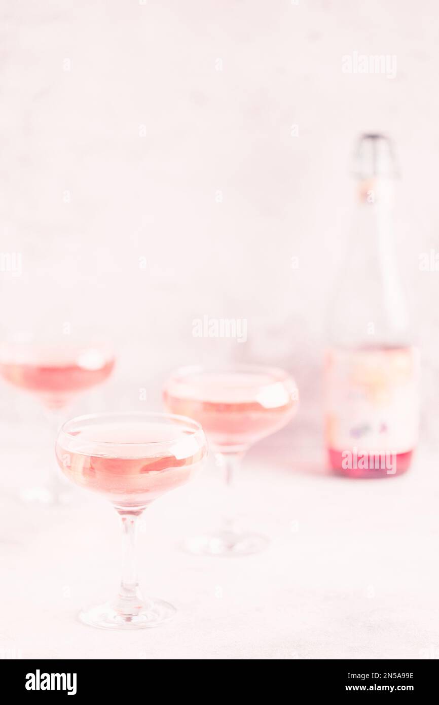 Champagne o vino in bicchieri su sfondo chiaro. Spazio di copia. Foto Stock