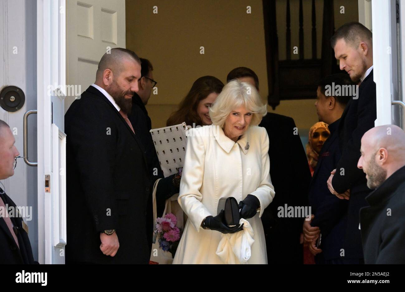 La regina Consort Camilla lascia la Moschea di Jamme Masjid di Brick Lane alla fine della sua visita a Brick Lane nell'East End con re Carlo, 8th febbraio 2023 Foto Stock