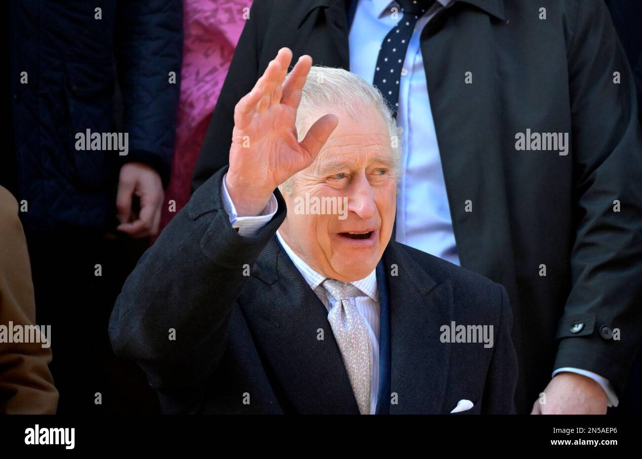 Re Carlo III lascia la Moschea di Jamme Masjid di Brick Lane al termine della sua visita con Camilla alla comunità del Bangladesh nell'estremità orientale di Londo Foto Stock