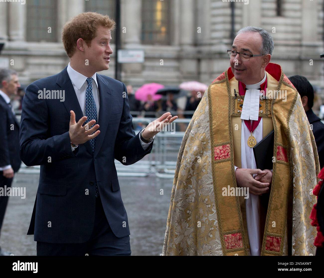 Britain's Prince Harry, left, walks with John Hall, Dean of Westminster Abbey to attend the Nelson Mandela memorial service at the Abbey in London Monday, March 3, 2014. Mandela the former president of South Africa died in December 2013. (AP Photo/Alastair Grant) Foto Stock