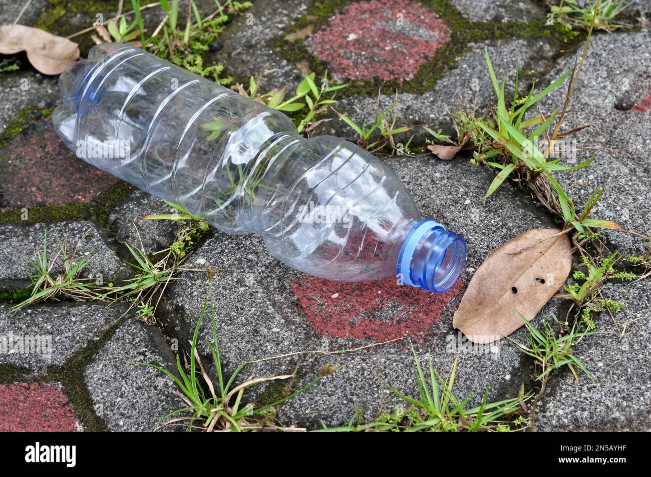 Immondizia di bottiglie di acqua minerale di plastica in luoghi pubblici Foto Stock