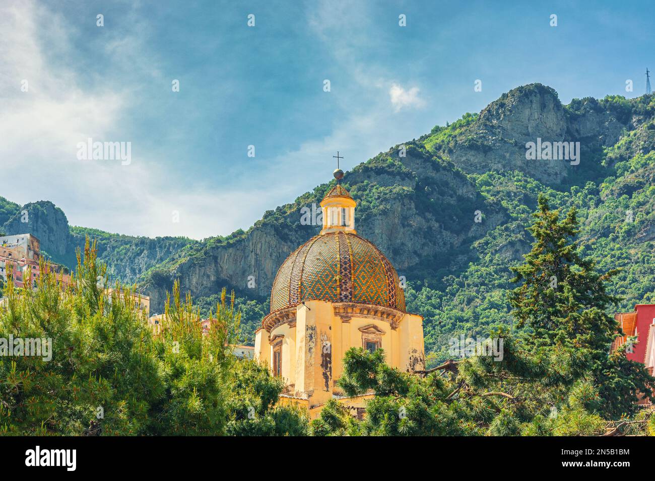 Chiesa di nostra Signora dell'Assunzione a Positano città costiera amalfitana, Campania, Italia. Vacanza estiva destinazione di viaggio Foto Stock