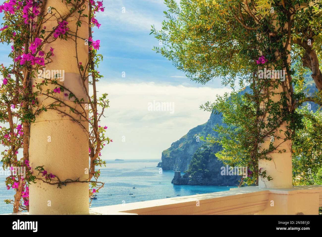 Splendida vista sulla costiera amalfitana da un'antica terrazza fiorita. Popolare località di villeggiatura estiva e destinazione di viaggio Foto Stock