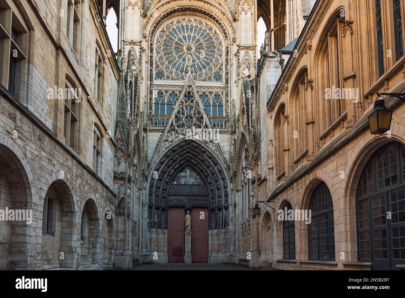 Facciata della famosa cattedrale gotica di Rouen nella regione della Normandia, Francia. La cattedrale è nella tradizione architettonica gotica Foto Stock