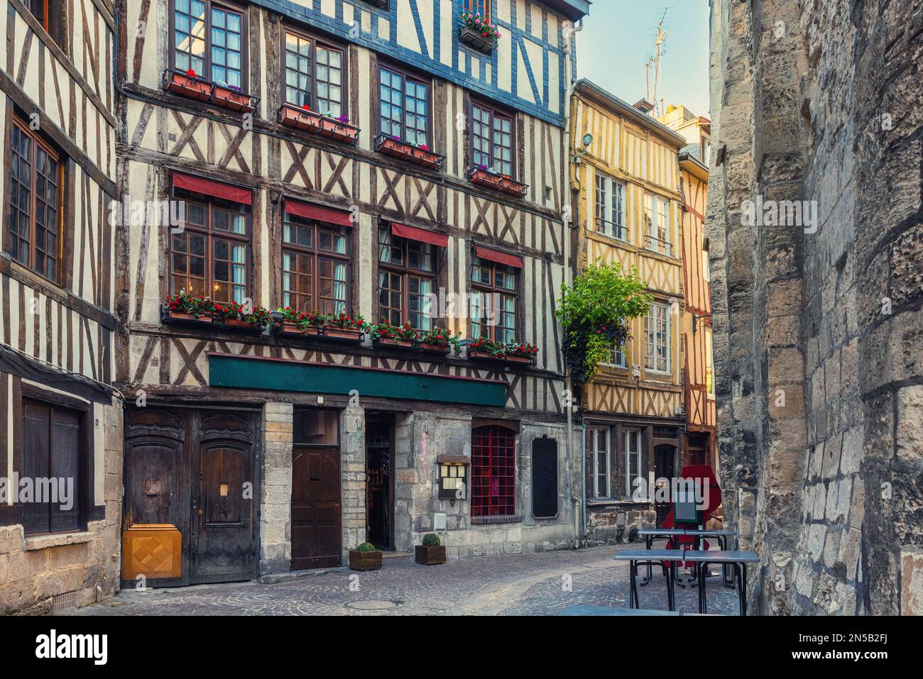 Vecchia strada accogliente con case in legno a Rouen, Normandia, Francia. Architettura e punti di riferimento di Rouen, Normandie Foto Stock