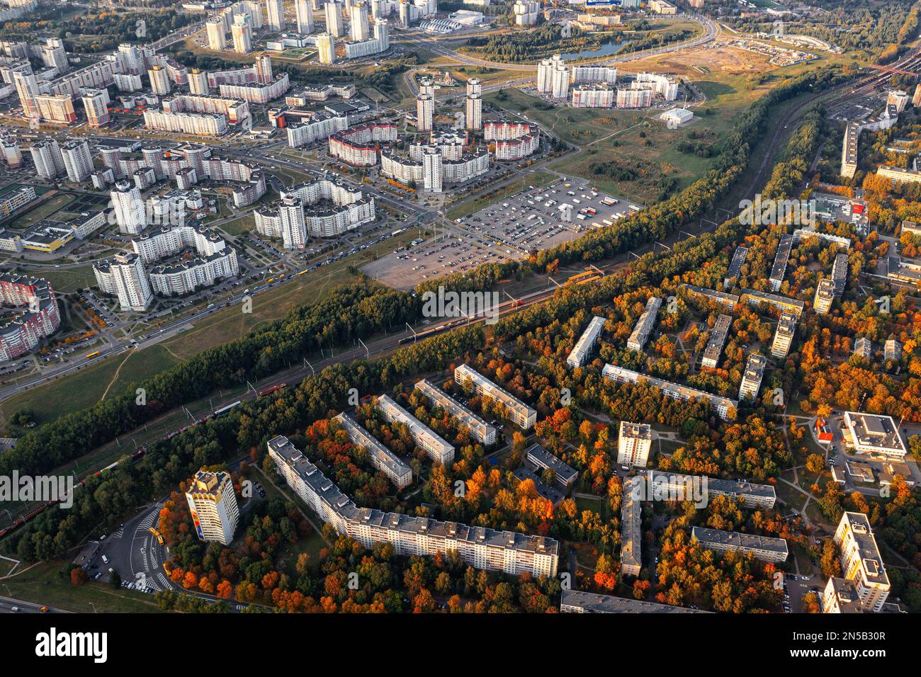 Minsk, Bielorussia paesaggio urbano. Vecchio quartiere vs nuovo quartiere residenziale Foto Stock