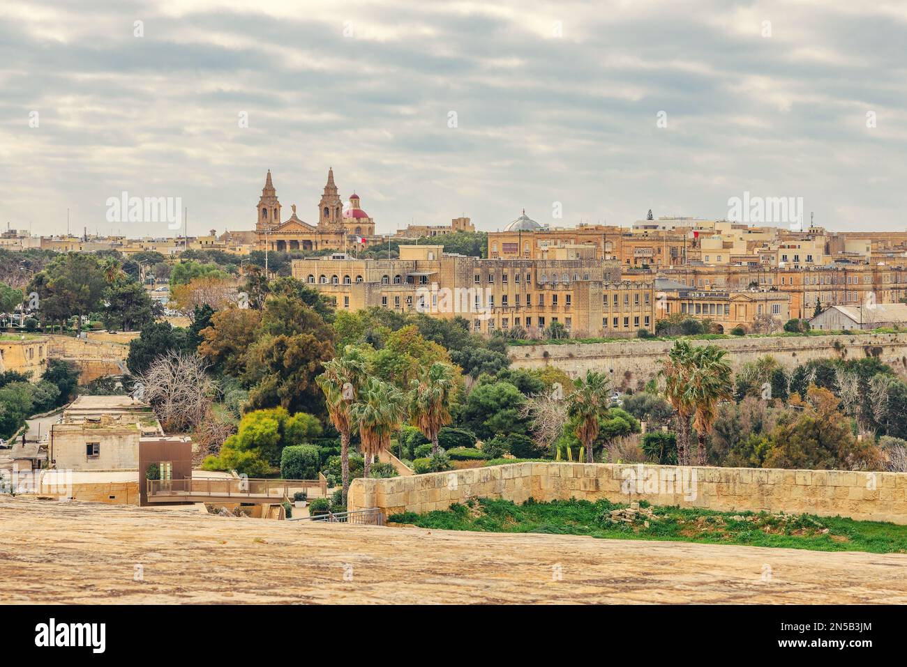 Vista su Valletta, skyline della città vecchia di Malta con edifici medievali. Paesaggio urbano della città antica. Destinazione di viaggio in Europa Foto Stock