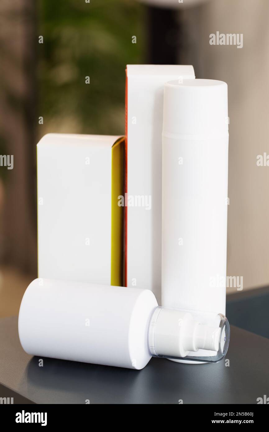 Branding dei prodotti cosmetici, identità e ispirazione per il packaging. Le bottiglie per cosmetici si malcano sullo sfondo dello studio di bellezza. Foto Stock