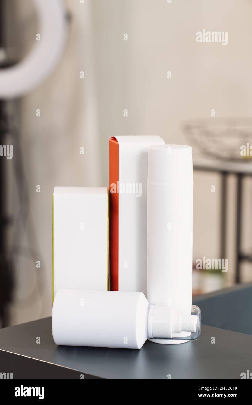 Contenitori per bottiglie cosmetiche su sfondo salone di bellezza studio, etichetta vuota per il branding mock-up, concetto di prodotti di bellezza Foto Stock